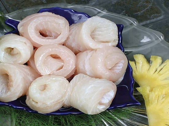 CÁ TRA PHI LÊ CUỘN HOA HỒNG